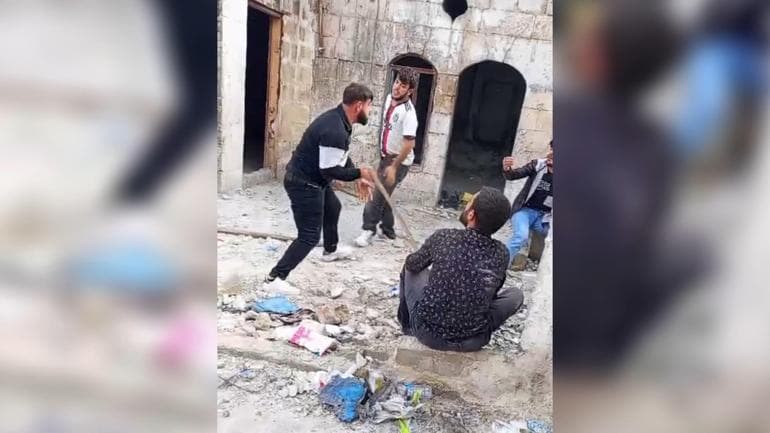 Şanlıurfa’da metruk evde 1 kişi, 4 kişiyi darbetti: O anlar kamerada