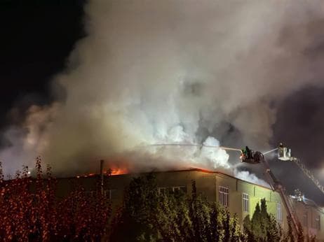 Tuzla’da ayakkabı fabrikasında yangın; ekipler alevlere müdahale ediyor