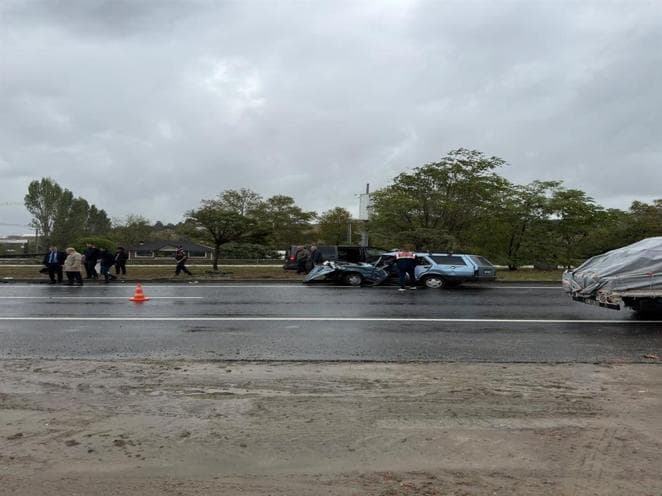 İkiye bölünen otomobilin sürücüsünün öldüğü kaza kamerada
