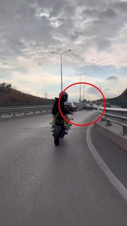 Sürücünün drift attığı otomobilin motosiklete çarptığı kaza kask kamerasında