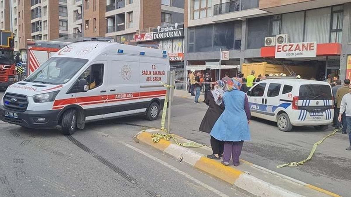 Pendik'te hafriyat kamyonu eczaneye daldı; 7 yaralı