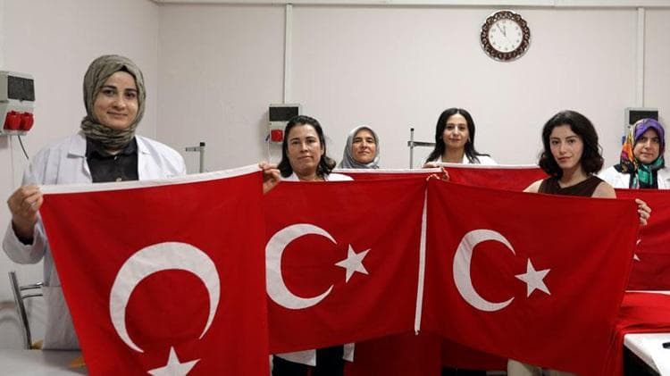 Bayrak sevgisini el emeğiyle yaşatıyorlar