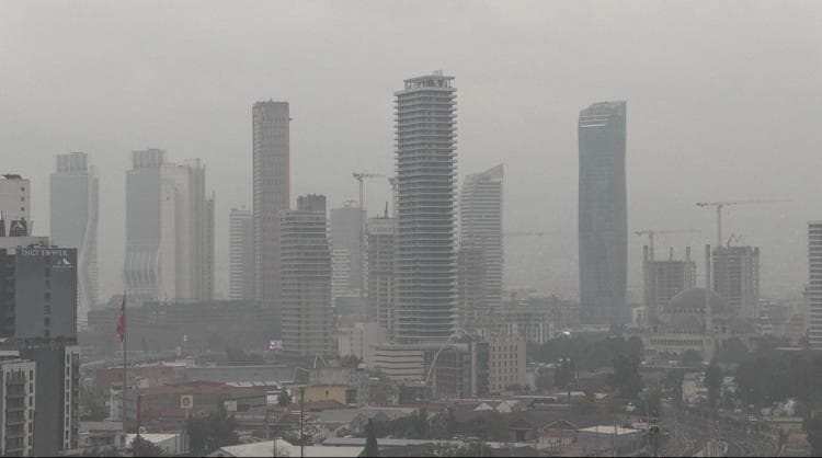 İzmir'i sis bulutu kapladı