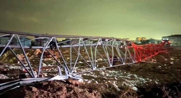 Antalya'da hortum konteynerleri parçaladı, kule vinci devirdi; 4 ölü, 1 yaralı