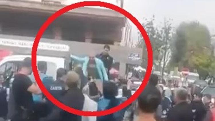 Seyyar satıcı ile zabıta arasındaki arbede kamerada