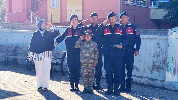 Jandarmadan Alparslan'a sürpriz ziyaret; hayalindeki devriyeye çıktı, dron uçurdu