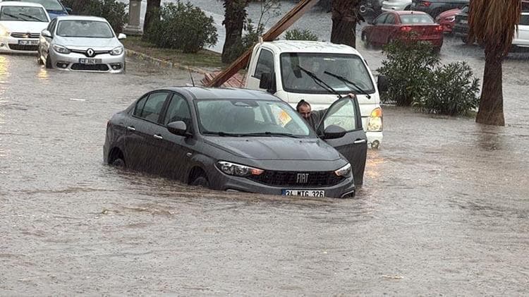 Bodrum’da sağanak; cadde ve sokaklar göle döndü, araçlar yolda kaldı
