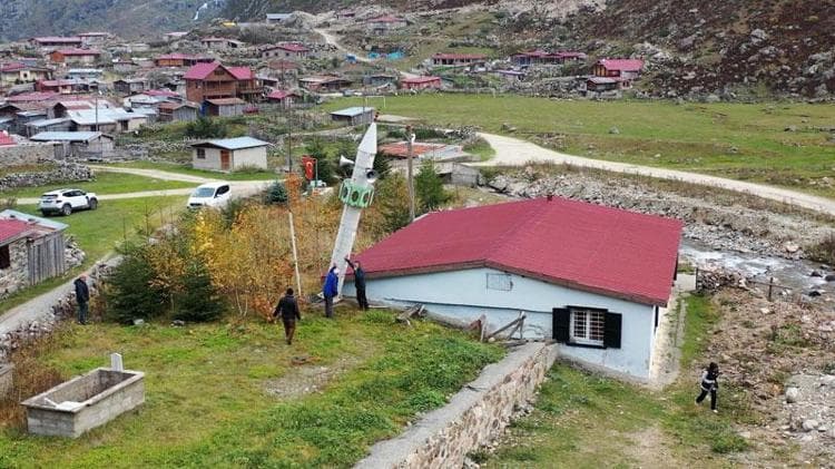 Gelenek yine bozulmadı; kış öncesi minareyi yatırdılar