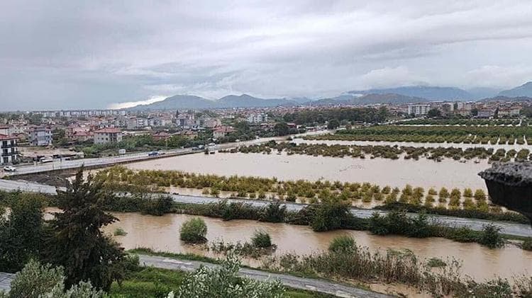 Dalaman'da çay taştı, yollar göle döndü, su baskınları yaşandı