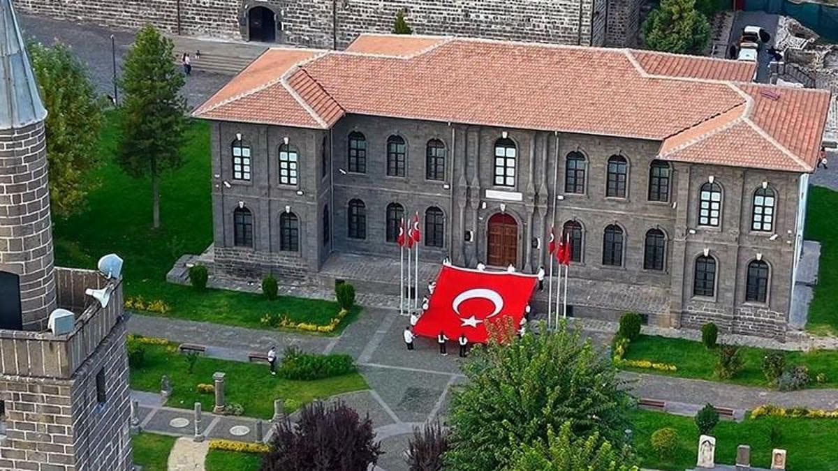 Tarihi İçkale’de 54 metrekarelik Türk bayrağıyla Cumhuriyet coşkusu