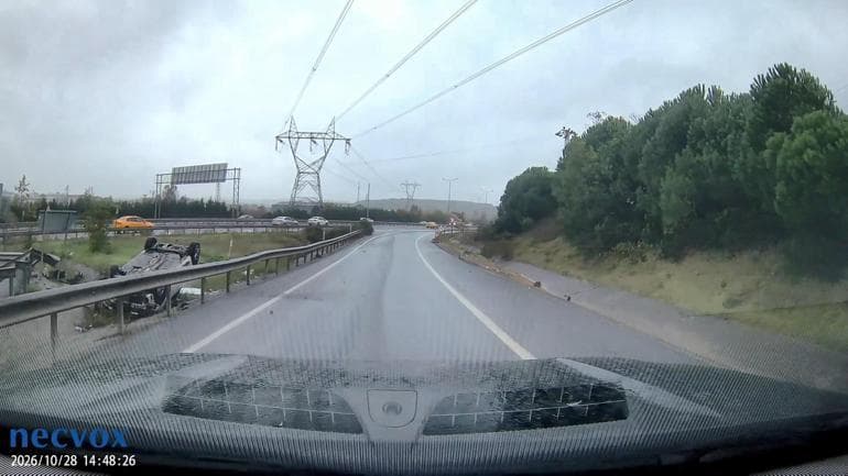 Göktürk’te virajı alamayan aracın takla attığı anlar kamerada