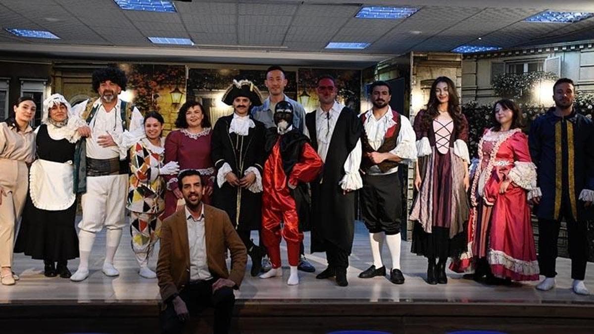 Sahneledikleri oyunun geliriyle ilkokulu baştan sona yenilediler