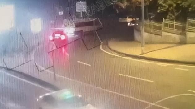 Taksim'de kaza sonrası servis şoförünü alıkoyup 80 bin lirasını gasbettiler