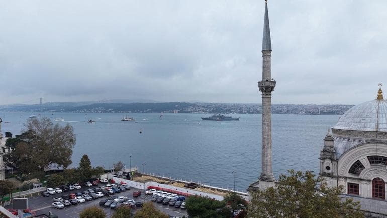 Dolmabahçe açıklarına demirleyen TCG Kemalreis havadan görüntülendi
