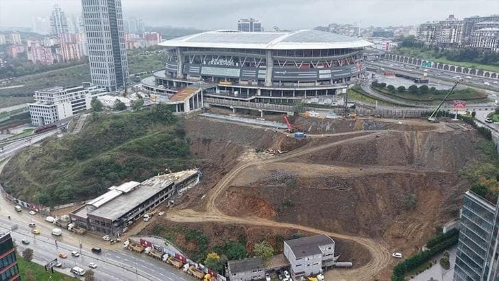 Kağıthane'de selde kayan toprak kaldırılıyor