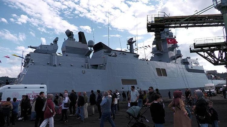 Rize'de TCG İstanbul fırkateynine yoğun ilgi