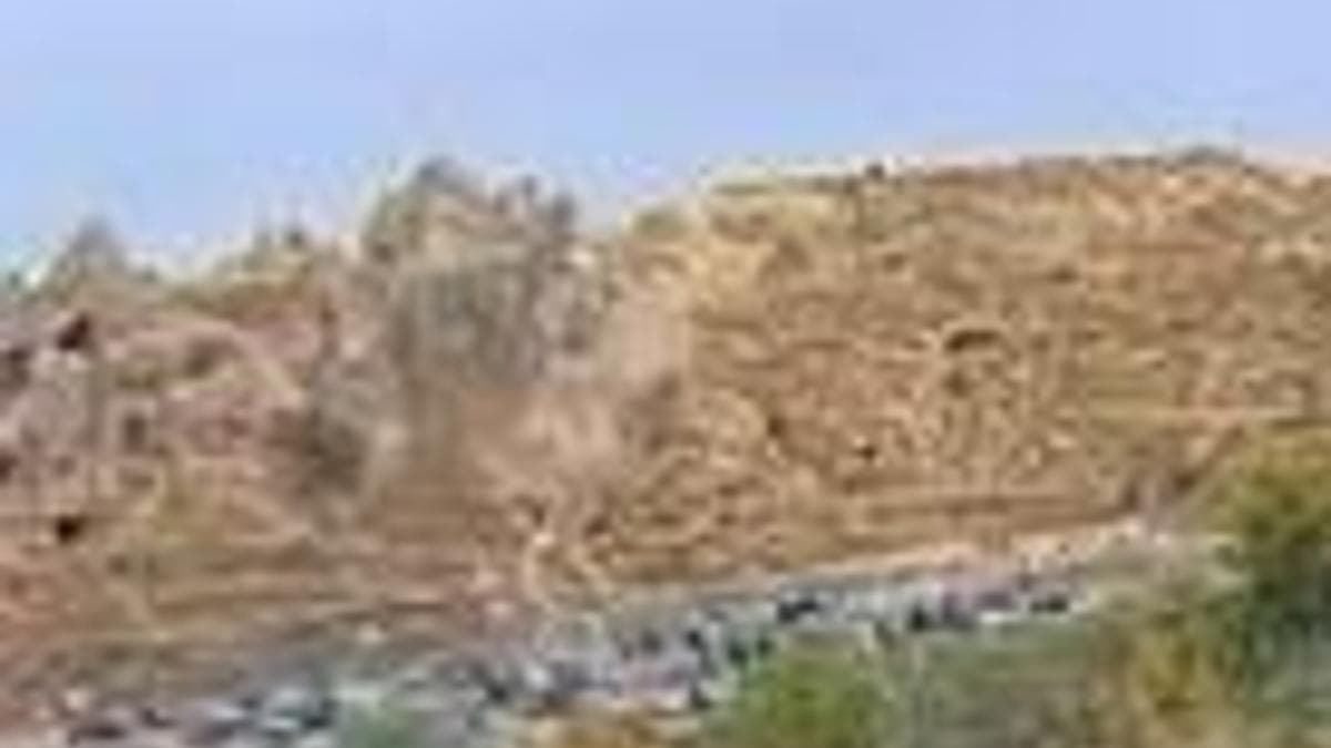 Kapadokya'da peribacasından kopan kayaların düşme anına ait görüntüler ortaya çıktı