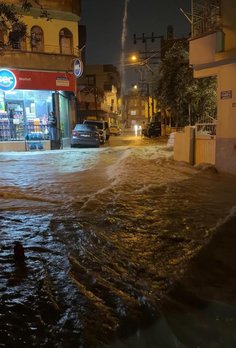Mersin'de sağanak su baskınlarına neden oldu