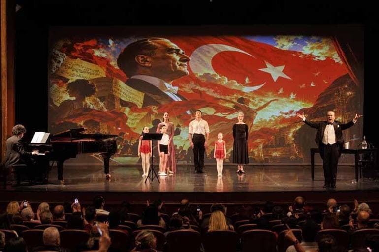 İstanbul'da 'Atatürk ve Sanat' gösterisi Cumhuriyet Bayramı'nda sahnelendi