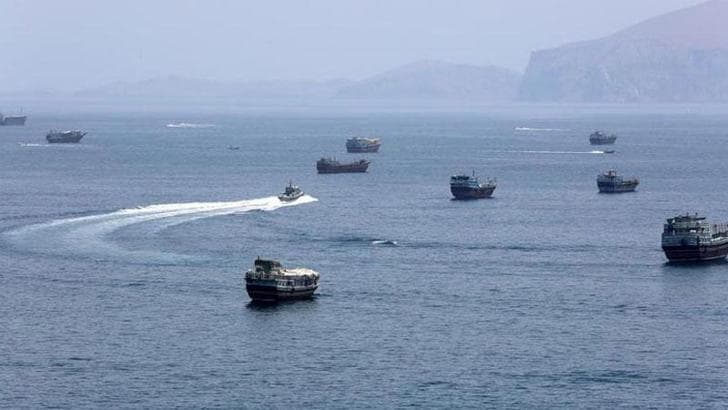 İran Devrim Muhafızları, Hürmüz Boğazı'nda 2 petrol tankerini durdurdu