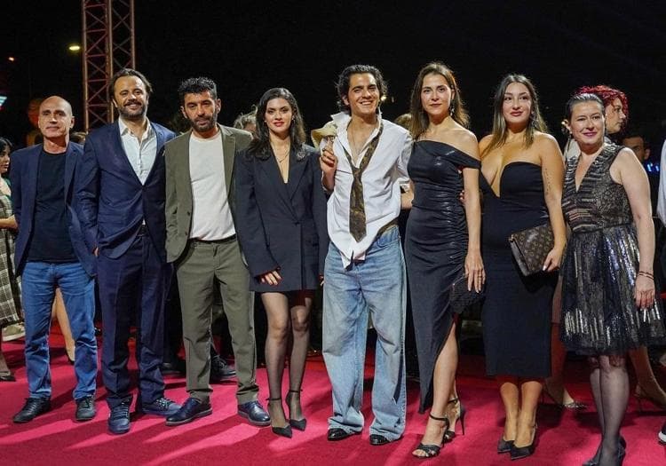 Altın Portakal’ın kırmızı halısında şıklık yarışı